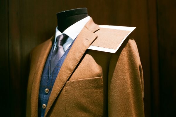 Découvrez le processus du costume sur mesure à paris