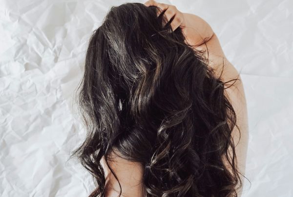 Les bienfaits impressionnants de l'huile de chébé pour vos cheveux