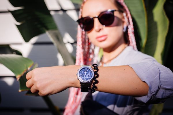 Les montres femme : trouvez votre style et brillez au quotidien !