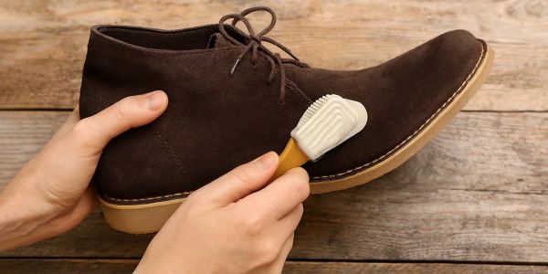 Produits pour nettoyer et détacher les chaussures daim : guide complet