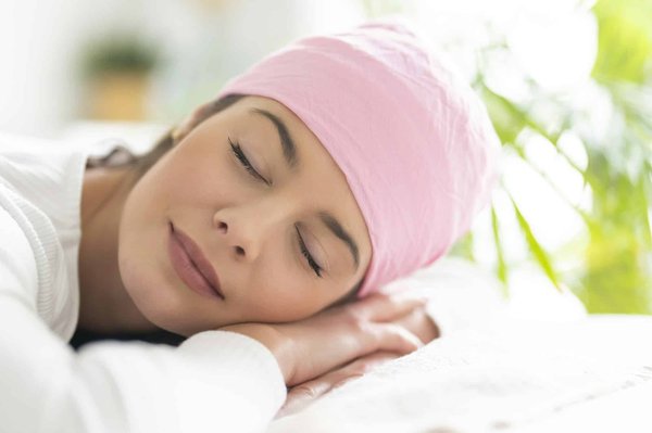 Quelles sont les meilleures façons de nouer un foulard en soie pour dynamiser une tenue business?